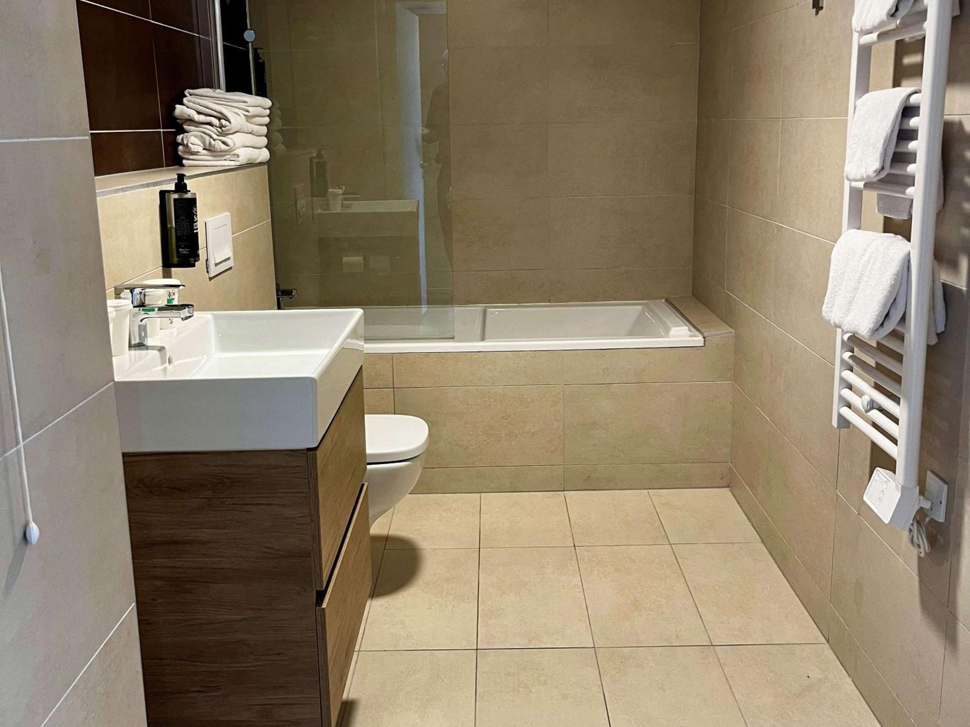 Ibis Styles Cabries Aix-En-Provence Tgv Hotel Екстериор снимка